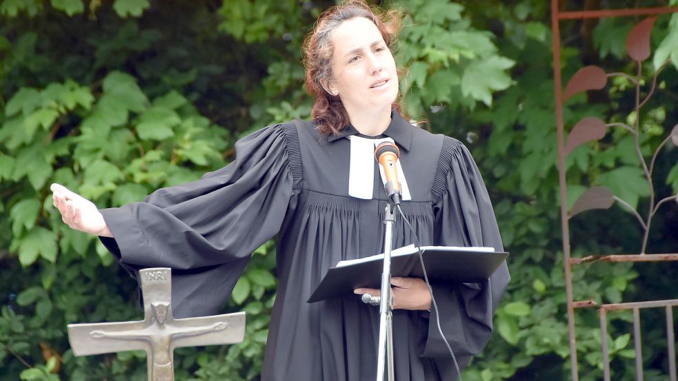 Pastorin Katrin Krüger (hier beim diesjährigen Himmelfahrtsgottesdienst in Siegelsum) war knapp drei Jahre lang in Marienhafe tätig. Foto: Thomas Dirks
