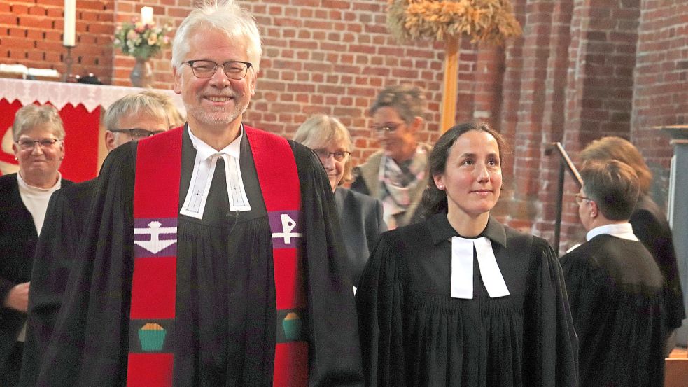 Der Superintendent des Kirchenkreises Norden, Dr. Helmut Kirschstein, führte Pastorin Katrin Krüger im November 2019 in ihr Amt in Marienhafe ein. Foto: Andrea Henkelmann