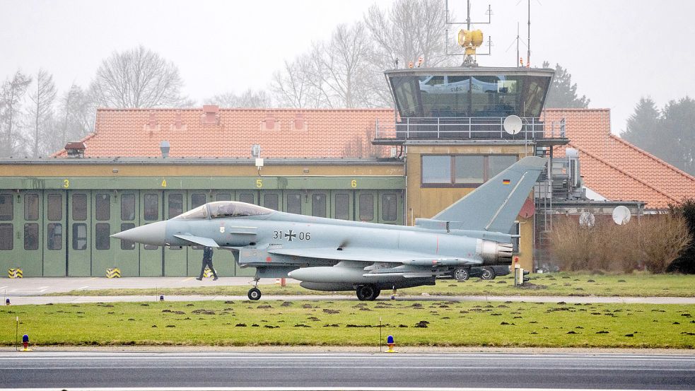 Ein Eurofighter fährt 2020 am Fliegerhorst Wittmundhafen vor dem Tower über das Rollfeld. Der Flughafen wird derzeit aufwendig saniert. Foto: DPA