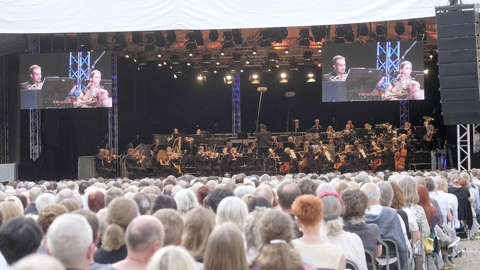 Alles wie es sein muss: Wetter passt, volle Stuhlreihen auf und vor der Bühne beim Klassik-Open-Air des Osnabrücker Symphonieorchesters. Foto: Thomas Osterfeld