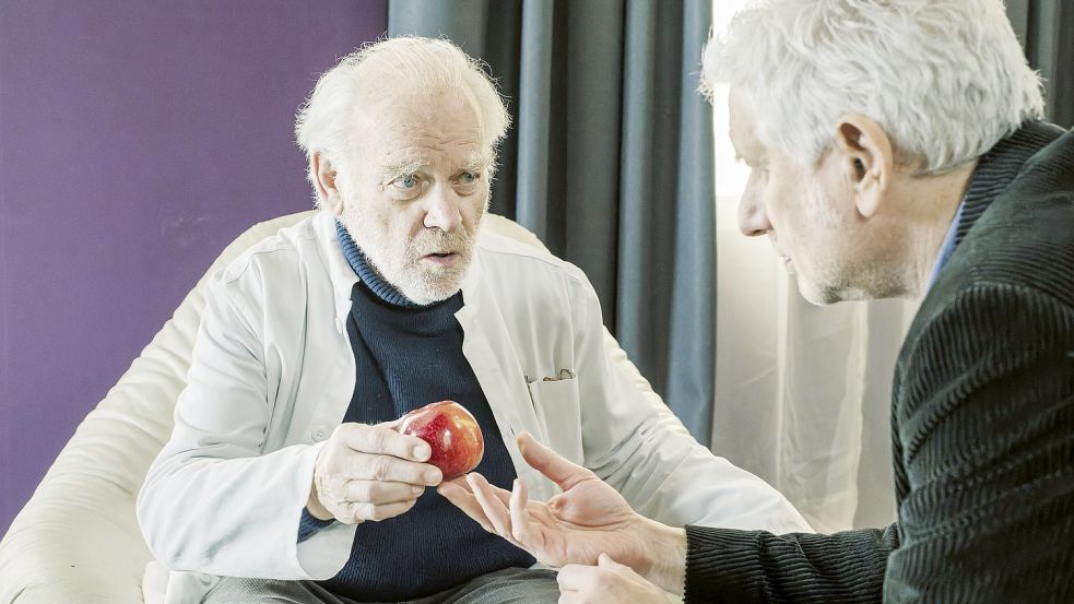 Mit vorsichtigen Fragen will Franz Leitmayr (Udo Wachtveitl) dem dementen Psychotherapeuten Dr. Norbert Prinz (Peter Franke) wichtige Details entlocken. Foto: BR/Tellux Film/Hendrik Heiden