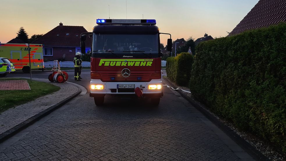 Die Norder Feuerwehr rückte in den frühen Samstagmorgenstunden in den Hollander Weg aus. Foto: Feuerwehr