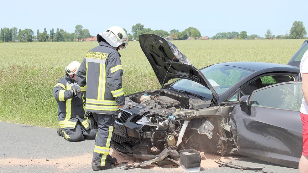 Ein Feuerwehrmann schaut auf eines der verunglückten Autos. Foto: Feuerwehr