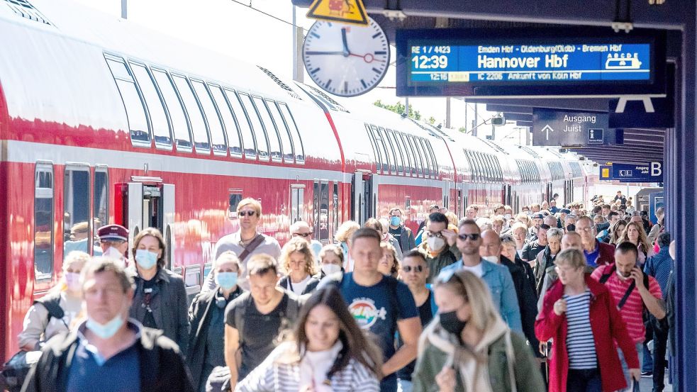 Dieses Foto entstand am 3. Juni am Bahnhof Norddeich-Mole, als viele Menschen weiter zum White-Sands-Festival nach Norderney gereist sind. Am Bahnsteig wäre es in Stoßzeiten grundsätzlich leerer, wenn das Neun-Euro-Ticket in mehr Zügen anerkannt werden würde. DPA-Foto: Sina Schuldt