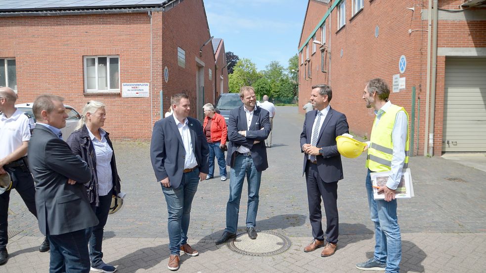 Als Olaf Lies (rechts) das Doornkaat-Areal besuchte, sprach er mit Bürgermeister Florian Eiben (links) und dem Landtagsabgeordneten Matthias Arends unter anderem über den Nahverkehr. Foto: Hillebrand