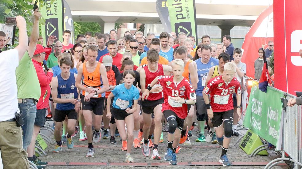 Beim Start über fünf Kilometer hielt sich Jann Penon (links, Nummer 820) neben Moderator Heino Krüger noch etwas zurück. Das änderte sich aber schnell. Er übernahm die Führungsposition und lief als Erster über die Ziellinie. Fotos: Wilfried Gronewold