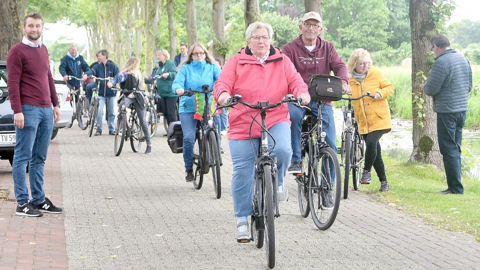 In Lübbertsfehn schickte stellvertretender Ortsbürgermeister André Goldenstein (links, stehend) die Radfahrer auf die Strecke, vorne weg Gerda und Richard van Düllen. Foto: Gerd-Arnold Ubben