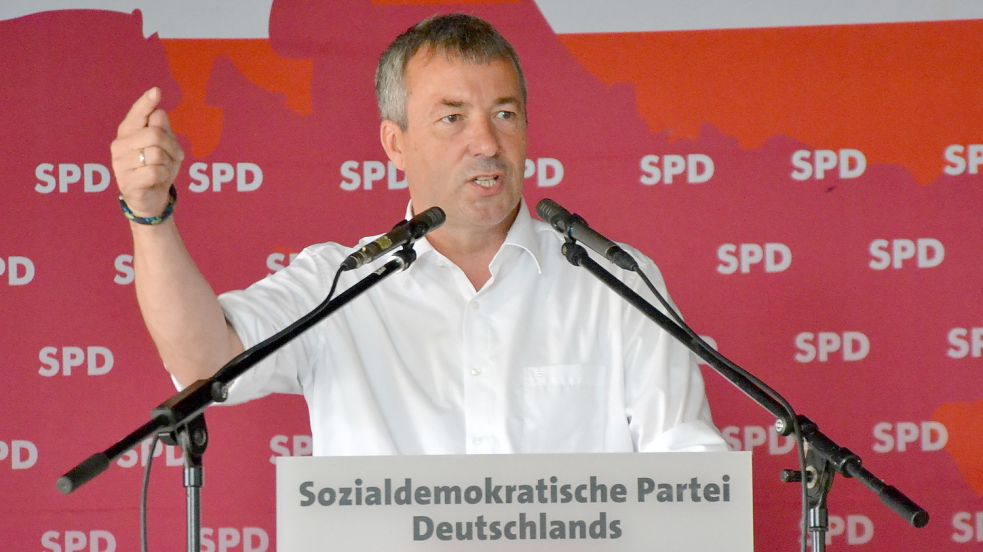 SPD-Bundestagsabgeordneter Johann Saathoff bei einer Rede am Bezirksparteitag in Ihlow. Foto: Franziska Otto