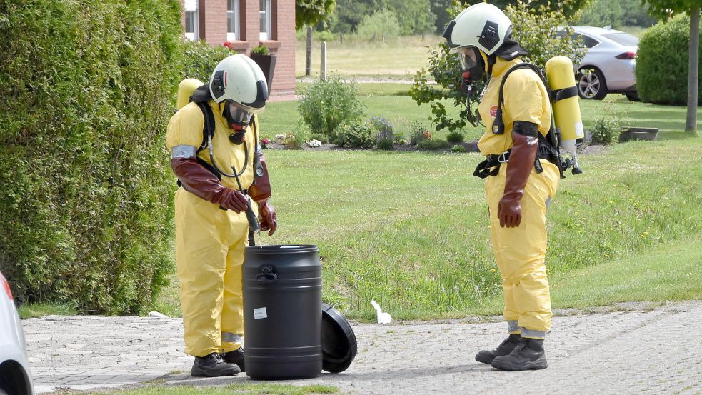 Einsatzkräfte in Schutzanzügen verpackten das Chlorgranulat für den Transport in einen speziellen Behälter. Foto: Thomas Dirks