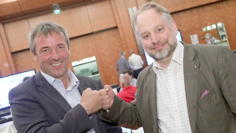 Am Bundestagswahlabend im vergangenen September gratulierte Dr. Joachim Kleen (rechts) Johann Saathoff in der Auricher Stadthalle zum überragenden Ergebnis.Foto: Romuald Banik