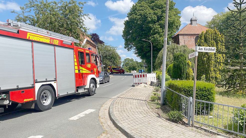 Auf Höhe der Kirche Engerhafe hat ein Bagger eine Gasleitung beschädigt. Foto: Holger Janssen