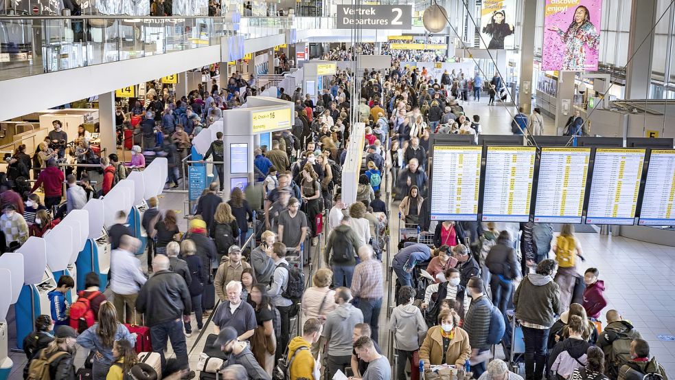 Streiks haben volle Flughäfen zu Folge. So wie hier auf dem Flughafen Schiphol in den Niederlanden. Foto: dpa/ Ramon van Flymen