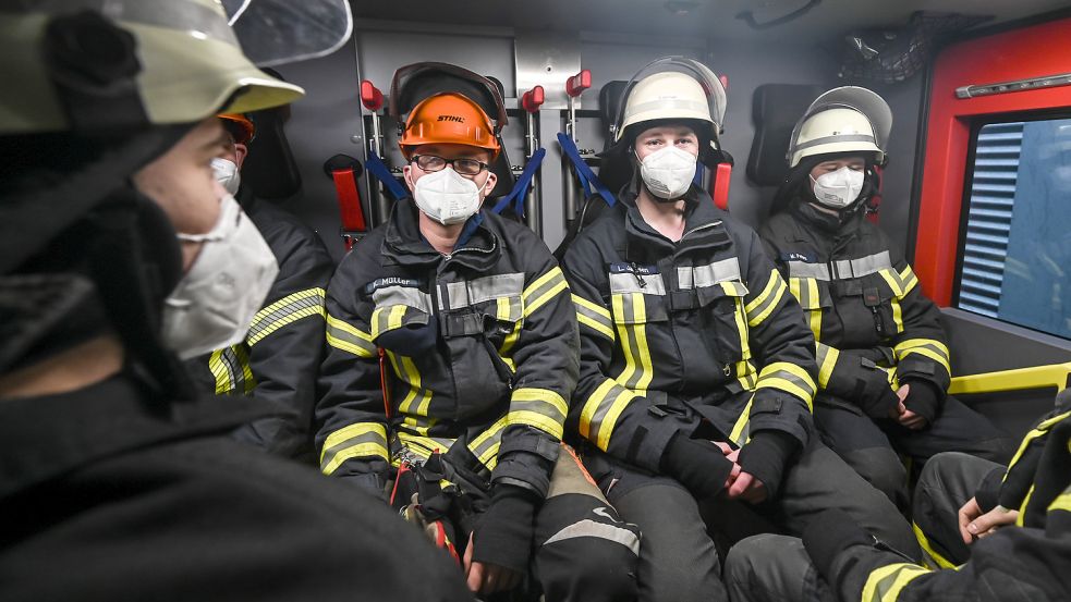 Die Feuerwehr Norden fährt in ihrem Löschfahrzeug zu einem Einsatz. Künftig sollen die ehrenamtlichen Helfer für diese Einsätze mehr Entschädigung bekommen. Foto: DPA