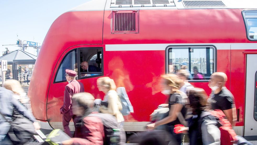 Momentan gilt das 9-Euro-Ticket nicht für die Fahrt auf der IC-Teilstrecke zwischen Bremen und Norddeich-Mole. Foto: Sina Schuldt/dpa