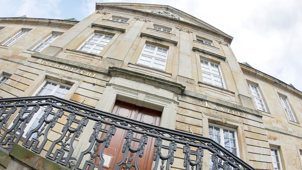 Die Kirche will sparen - nun auch bei den Lehrern an katholischen Schulen in Niedersachsen und Bremen. Foto: Jörn Martens