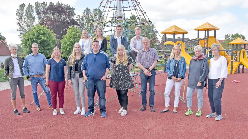 Mit den noch amtierenden „Bufdis“ warben Vertreter der Brookmerlander Grundschulen und der Verwaltung für die Freiwilligenstellen. Foto: Thomas Dirks