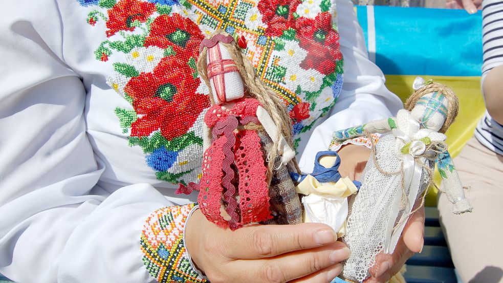 Diese ukrainischen Stoffpuppen gelten als Schutzengel für zuhause, wie die ehrenamtliche Sprachlehrerin Anna Riegel erklärt. Foto: Imke Cirksena