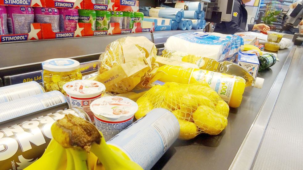 In der Filiale an der Kasse: Lidl-Mitarbeitende verdienen jetzt mindestens 14 Euro die Stunde. Foto: Manuel Geisser/Imago Images
