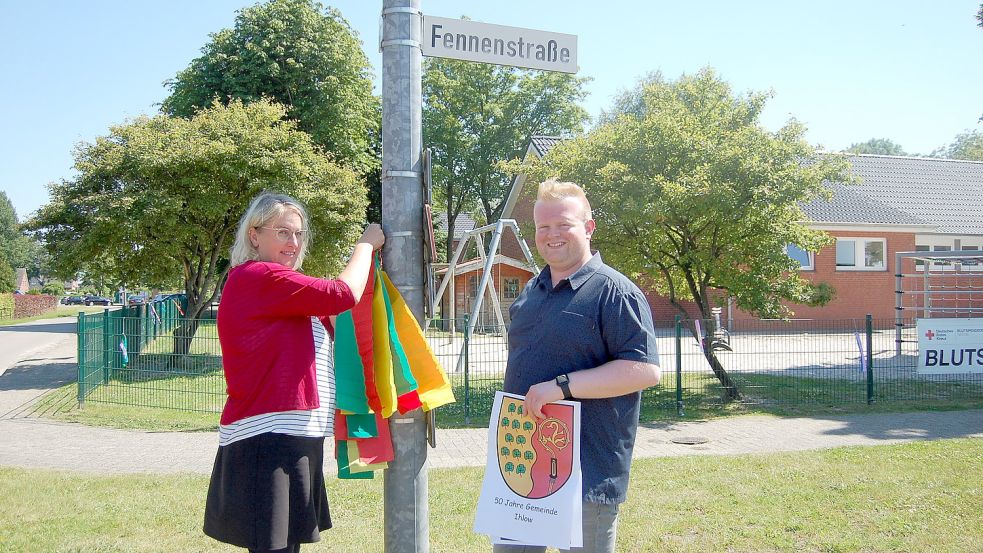 Petra Saathoff und Hannes Langer von der Dorfgemeinschaft Riepe schmücken die Fennenstraße für die Feierlichkeiten am Sonnabend in Riepe und Ochtelbur. Foto: Imke Cirksena