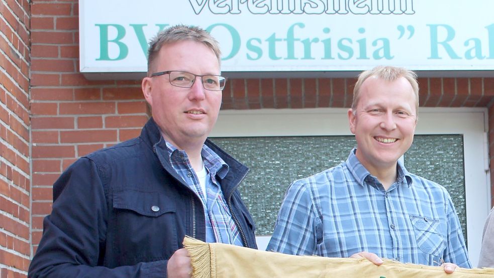 Mitte Mai war die Vereinsspitze von „Ostfrisia“ Rahe mit Vereinschef Arno Penning (rechts) und Vize Frank Hölscher noch voller Freude, als sie das Programm zum 100. Geburtstag des Boßelvereins vorstellte. Wenige Wochen später kam das Aus für die Jubiläumsfeiern. Foto: Wolf-Rüdiger Saathoff