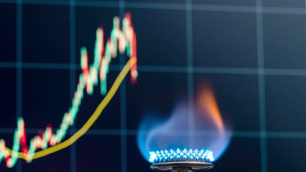 Eine bläuliche Flamme aus einem Gaskocher ist in einem Büro vor einem Bildschirm eines Computers zu sehen, auf dem der Foto: imago images/Silas Stein