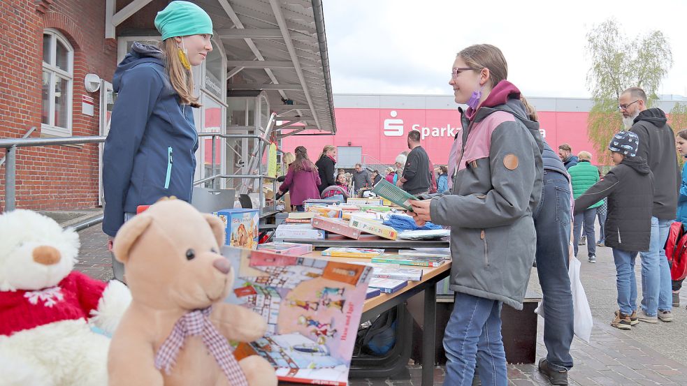 Gehandelt und gefeilscht wurde auf dem Friedensmarkt des Ulricianums für den guten Zweck. Foto: Heino Hermanns