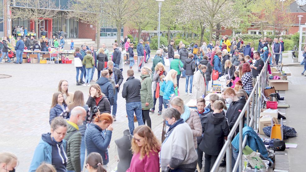 Entlang der Marktstände auf dem Schulgelände war viel los. Foto: Heino Hermanns