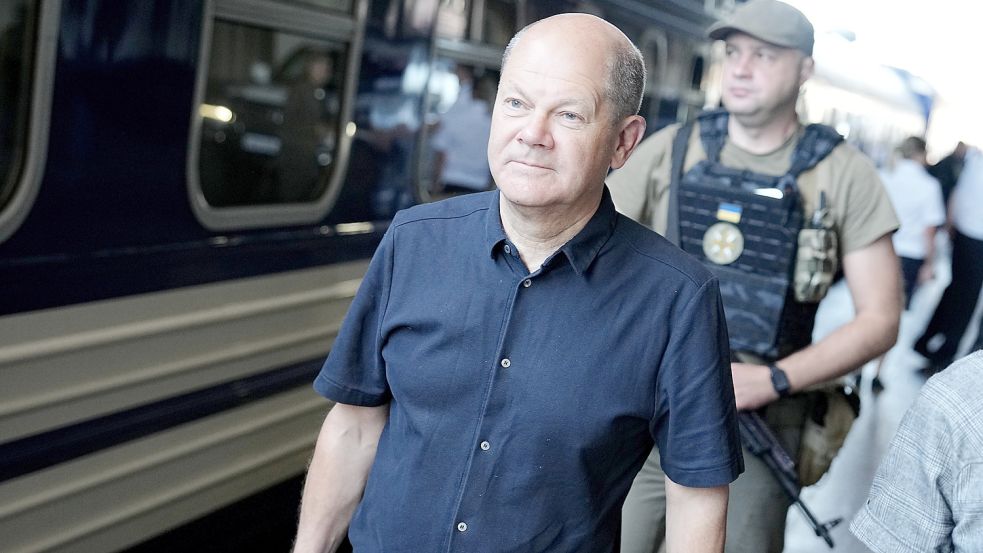Auf seiner Kiew-Reise trug Olaf Scholz ein Kurzarmhemd Foto: dpa/Kay Nietfeld