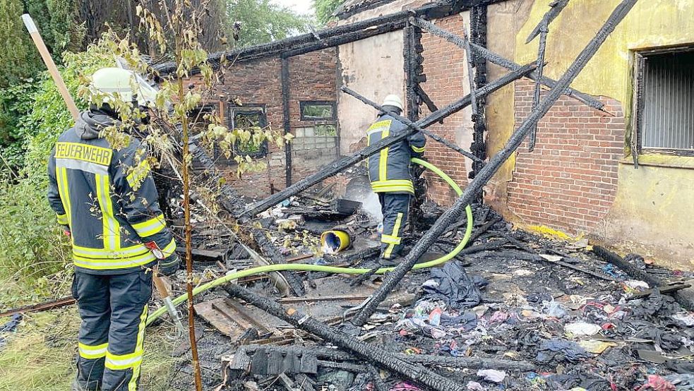 Am Freitagmorgen erledigte die Feuerwehr Nachlöscharbeiten an dem unbewohnten Gebäude. Foto: Holger Janssen