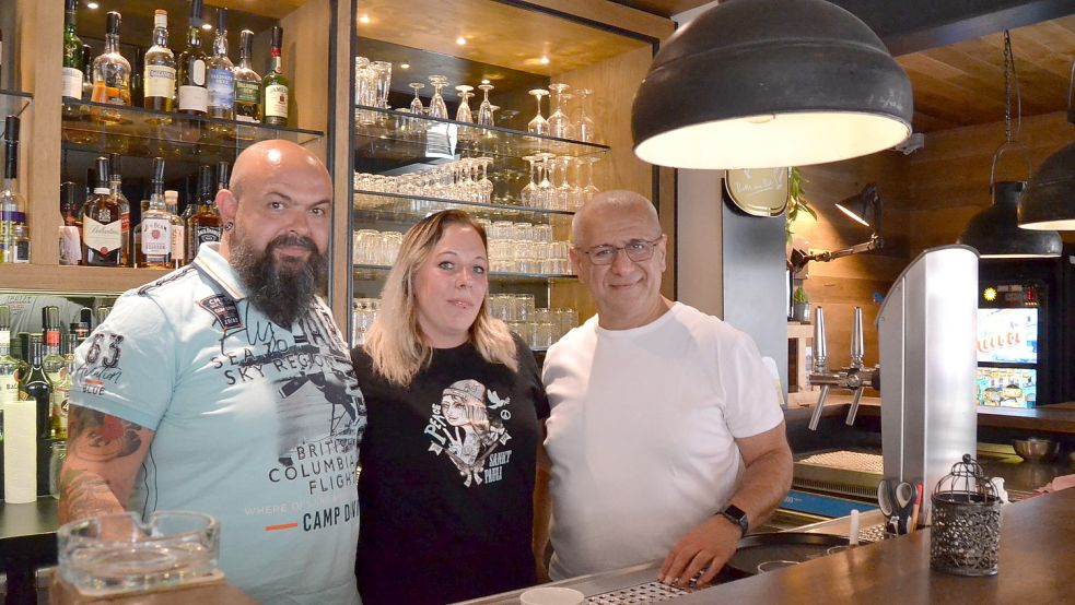 Andreas Wolf (von links), Miriam Possekel und Fadi Rachid-Reckstadt sind die neuen Gesichter hinter der Theke der Pinte. Foto: Neelke Harms