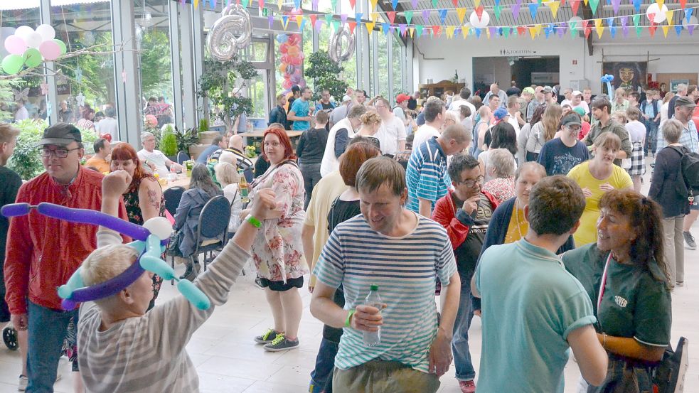 In der Wiesmoorer Blumenhalle feierten rund 1000 Gäste den runden Geburtstag der WfbM.Fotos: Aiko Recke