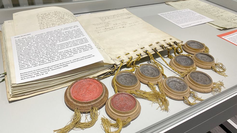 Einige Akten und Siegel waren ausgestellt. Die aufgeschlagene Seite zeigt eine Vereinbarung zur Gleichberechtigung der reformierten und der lutherischen Lehre im Land. Foto: Holger Janssen