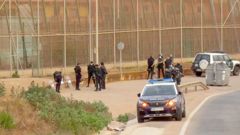 Spanische Sicherheitskräfte bewachen in Mellila den Zugang zur EU. Foto: imago/Paqui Sanchez