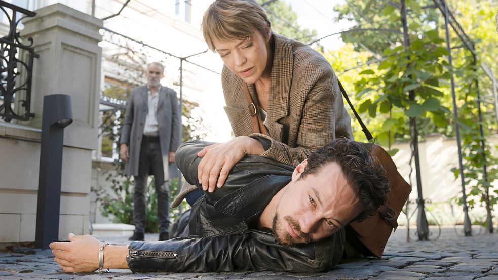 Ellen Berlinger (Heike Makatsch) ist davon überzeugt, dass Hannes Petzold (Klaus Steinbacher) der Mörder ist. Nur wie sollen sie und der Kollege Rascher (Sebastian Blomberg, im Hintergrund) es beweisen? Foto: SWR/Daniel Dornhöfer