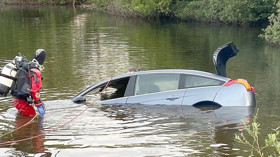 Taucher halfen dabei, den Wagen aus dem See zu bergen. Foto: Feuerwehr