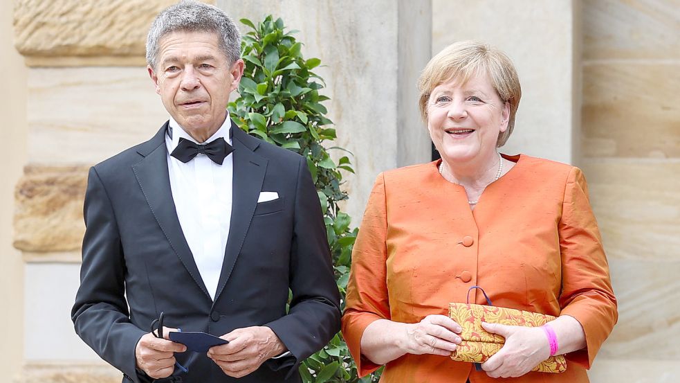 Professor Joachim Sauer mit seiner Gattin und damaligen Kanzlerin Dr. Angela Merkel im Juli 2021 beim Besuch der Richard-Wagner-Festspiele in Bayreuth. Foto: DPA