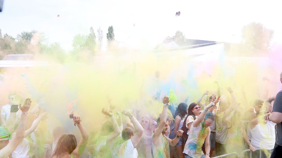 Farbwurf auf Kommando: Immer wieder wird es beim farbenfest bunt. Foto: privat