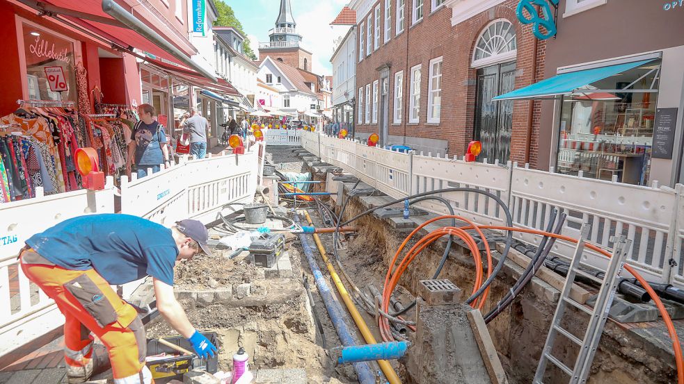 Seit 2019 arbeiten Firmen am Leitungsnetz unterhalb der Straßen. Bald soll das Pflaster dies zudecken. Foto: Romuald Banik