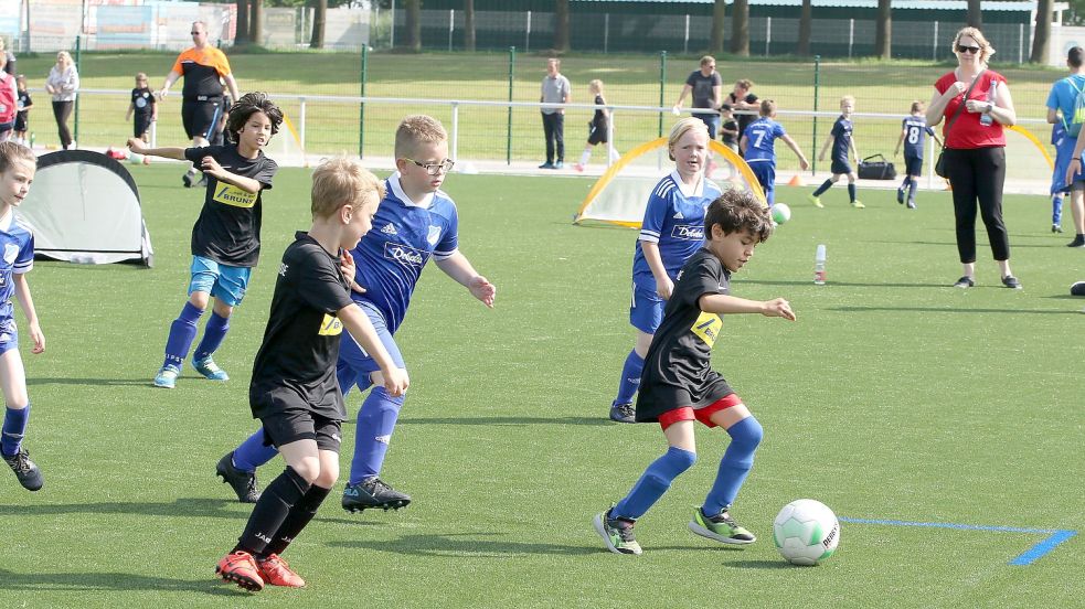 Beim Drei-gegen-Drei-Modus trafen in Ihlow TuS Westerende und Tura Marienhafe aufeinander. In dieser Szene setzt ein TuS-Spieler (rechts) zum Torschuss an. Fotos: Wilfried Gronewold
