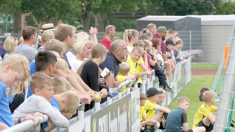 Eltern, Verwandte und Freunde der teilnehmenden Mannschaften verfolgen das Geschehen auf der Anlage von Eintracht Ihlow. Dazu gesellten sich auch Talentspäher.
