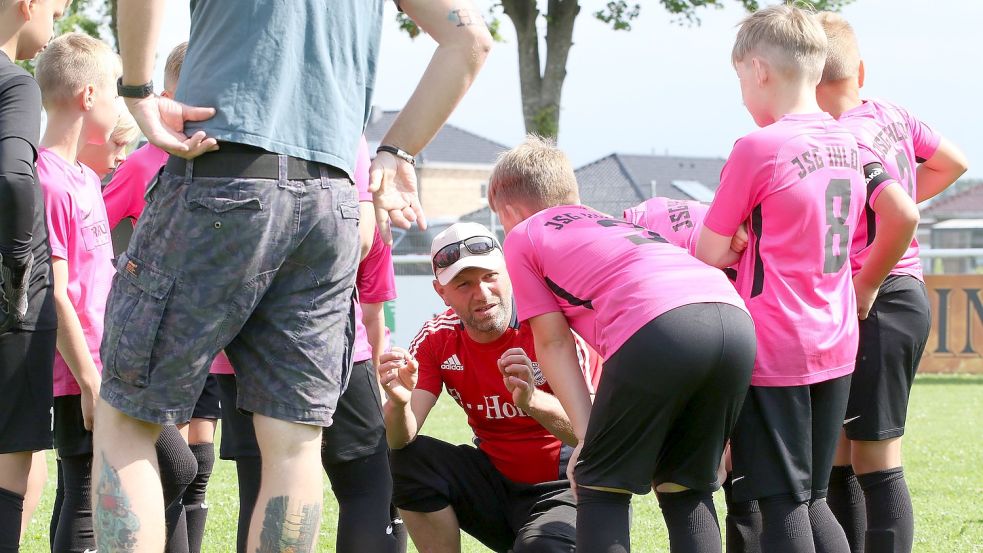 In den Spielpausen geben die Trainer ihren Schützlingen noch den einen oder anderen Tipp.