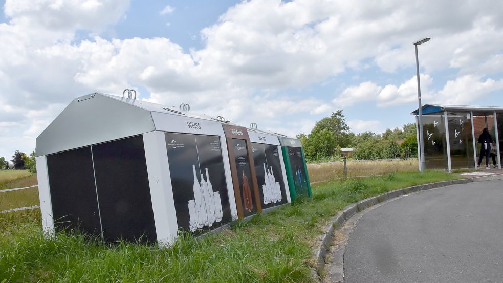 Seit vergangenen Freitag stehen die Glascontainer an der Bushaltestelle Adeweg an der Leezdorfer Straße. Foto: Thomas Dirks