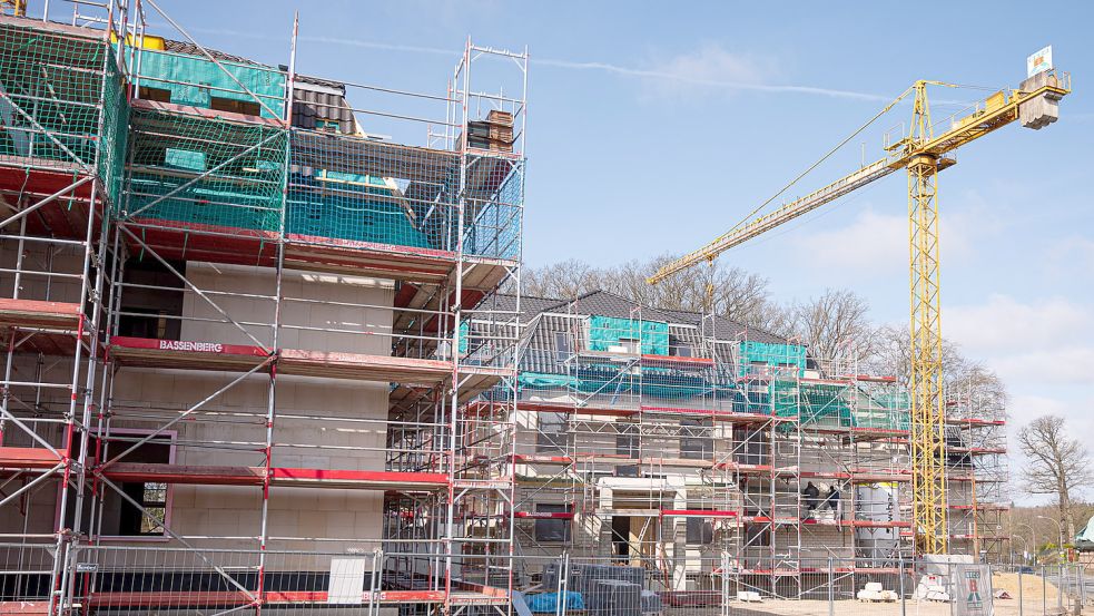 Der Wohnungsmarkt wird immer angespannter. Die Grünen wollen, dass der Landkreis Aurich eingreift. Foto: DPA