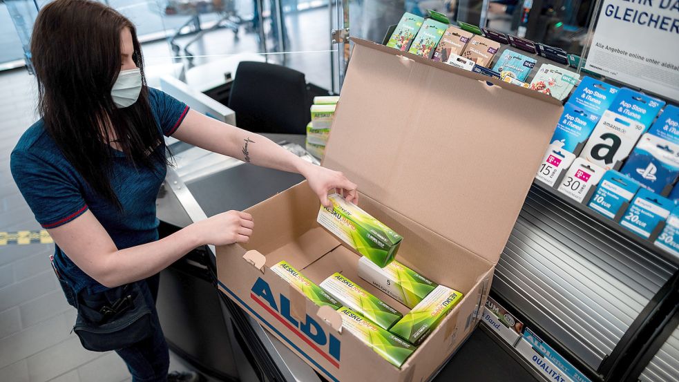 Aldi bezahlt seinen Mitarbeitenden übertarifliche Löhne. Foto: Fabian Strauch/dpa