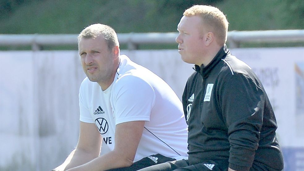 Trainer Stefan Wilts (links) mit Cotrainer Thorben Cordes wollen die Bundesliga-B-Juniorinnen unter die Top vier der Liga führen. Foto: Bernd Wolfenberg