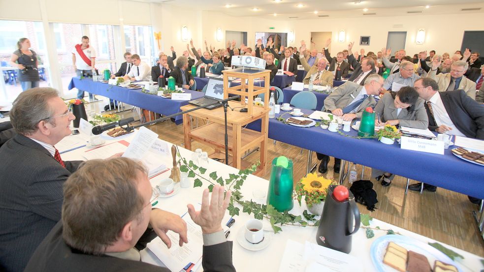 Das war im August 2010: Landtagspräsident Hermann Dinkla (links) eröffnete die erste Sitzung des Regionalrates Ostfriesland in Aurich. Foto: Romuald Banik