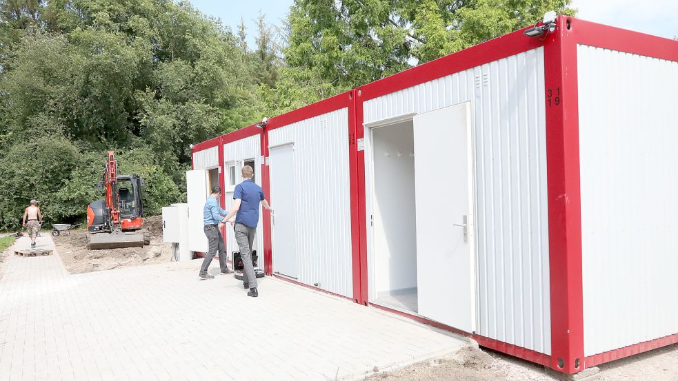 In diesen Containern sind Toiletten und Duschen für die Flüchtlinge untergebracht. Foto: Romuald Banik