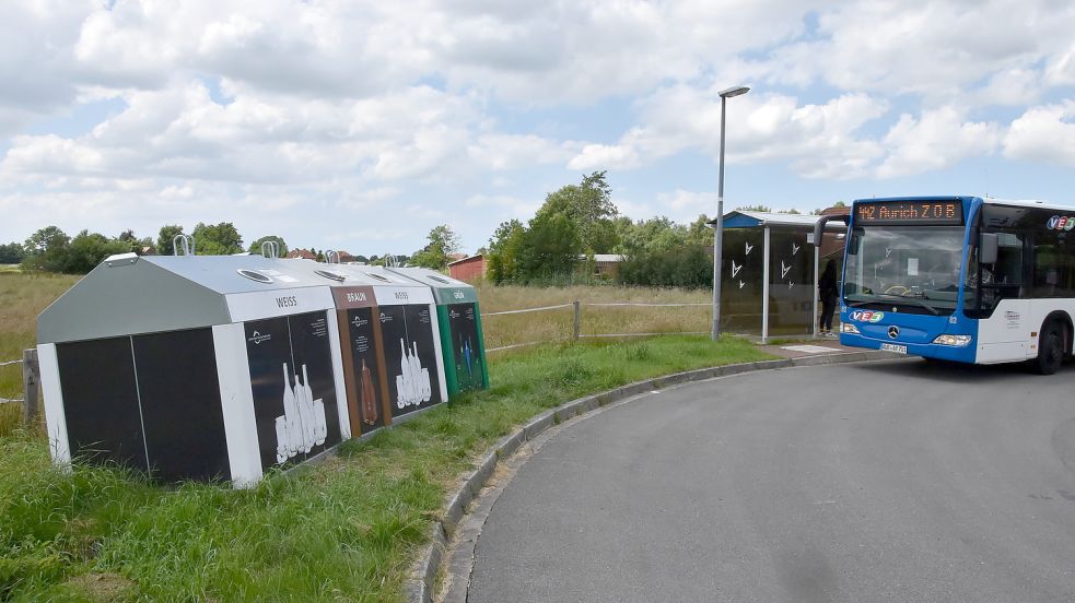 Seit vergangenen Freitag stehen die Glascontainer an der Bushaltestelle Adeweg an der Leezdorfer Straße. Foto: Thomas Dirks