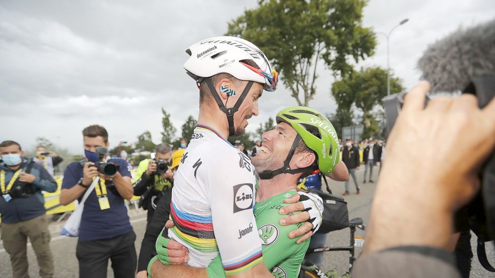 Werden 2022 bei der Tour de France fehlen: Mark Cavendish (r) und Julian Alaphilippe. Foto: Pool Cor Vos/BELGA/dpa