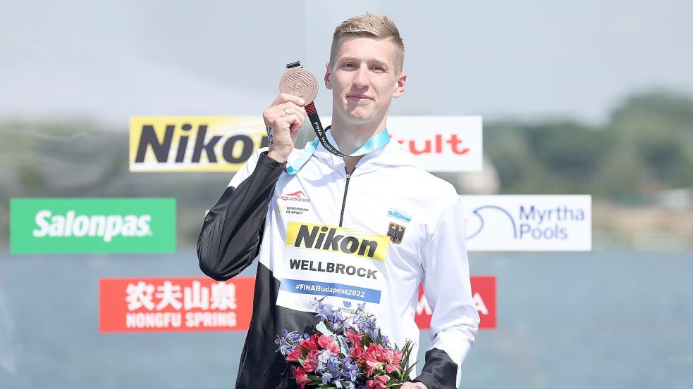 Florian Wellbrock präsentiert seine Bronzemedaille. Foto: Ian MacNicol/dpa